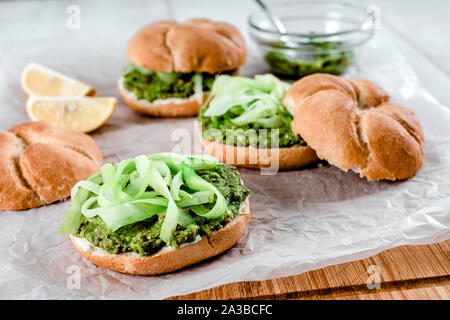 Griechische Avocado Sandwiches mit in Scheiben geschnittenen Gurken Stockfoto