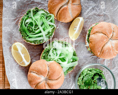 Griechische Avocado Sandwiches mit in Scheiben geschnittenen Gurken Stockfoto