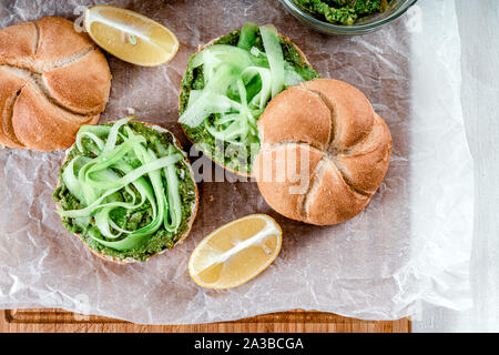 Griechische Avocado Sandwiches mit in Scheiben geschnittenen Gurken Stockfoto