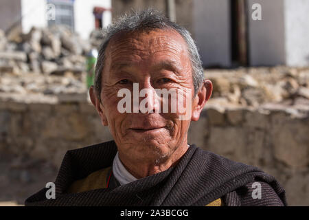 Eine ältere tibetische Mann auf einer Pilgerreise das Drepung Kloster, einem buddhistischen Kloster im Tal in der Nähe von Lhasa, Tibet zu besuchen. Stockfoto