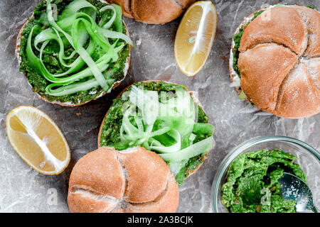 Griechische Avocado Sandwiches mit in Scheiben geschnittenen Gurken Stockfoto