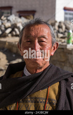 Eine ältere tibetische Mann auf einer Pilgerreise das Drepung Kloster, einem buddhistischen Kloster im Tal in der Nähe von Lhasa, Tibet zu besuchen. Stockfoto