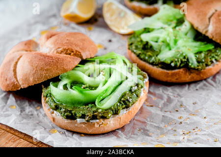 Griechische Avocado Sandwiches mit in Scheiben geschnittenen Gurken Stockfoto