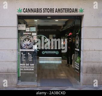 MADRID, Spanien - 24. SEPTEMBER 2019: Cannabis Store Amsterdam, Niederlassung in Madrid, Calle de la Montera, Spanien. Stockfoto