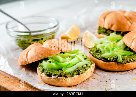 Griechische Avocado Sandwiches mit in Scheiben geschnittenen Gurken Stockfoto