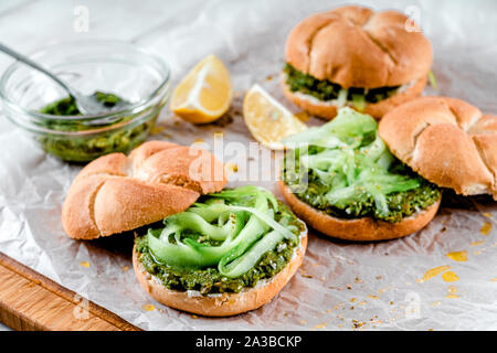 Griechische Avocado Sandwiches mit in Scheiben geschnittenen Gurken Stockfoto