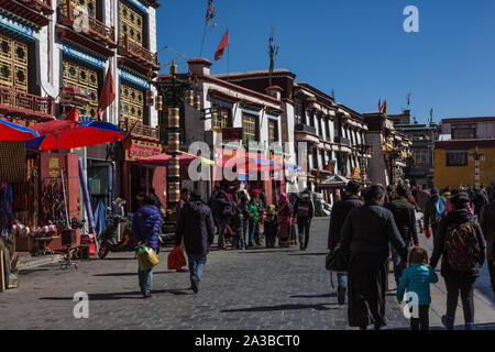 Tibetisch-buddhistischen Pilger wandern die Kora oder rundwegen Strecke rund um den Jokhang Tempel in Lhasa, Tibet. Stockfoto