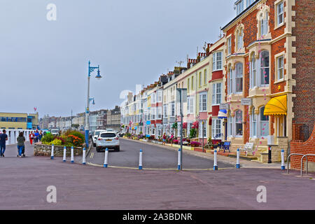 Eine hübsche Reihe mit 3 Stöckiges traditionelles Seaside Hotels, Pensionen und Privathäusern. Brunswick Terrasse bietet einen Blick auf das Meer und viele Häuser haben Fahnen. Stockfoto