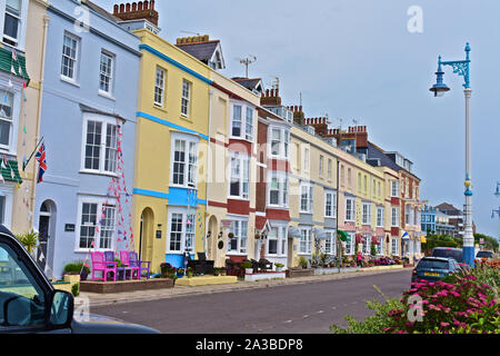 Eine hübsche Reihe mit 3 Stöckiges traditionelles Seaside Hotels, Pensionen und Privathäusern. Brunswick Terrasse bietet einen Blick auf das Meer und viele Häuser haben Fahnen. Stockfoto