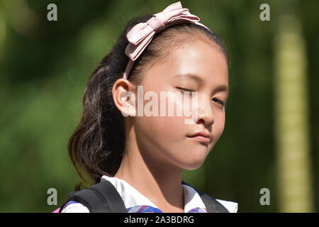 Eine junge Filipina Student Jugendlicher Winking Stockfoto