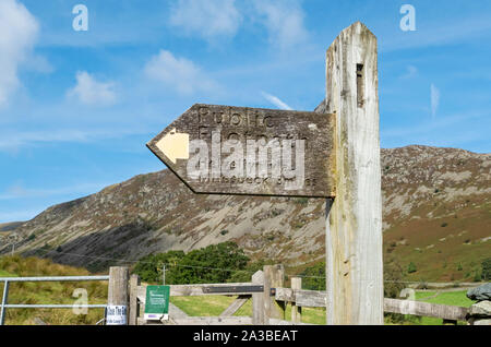 Nahaufnahme des öffentlichen Fußweges Wegweiser nach Helvellyn in der Nähe des Glenridding Lake District National Park Cumbria England Großbritannien Großbritannien Stockfoto