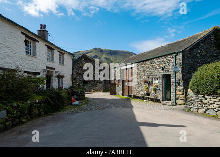 Cumbrian Bauernhaus und Bauernhof Scheune Gebäude im Sommer Rosshwaite Borrowdale Lake District National Park Cumbria England Großbritannien Stockfoto