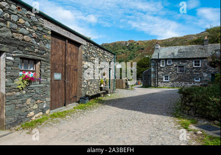 Cumbrian Bauernhaus und Bauernhof Scheune Gebäude im Sommer Rosshwaite Borrowdale Lake District National Park Cumbria England Großbritannien Stockfoto