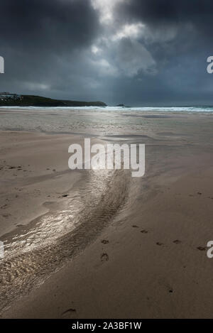 Kühle herbstliche Wetter über eine einsame Fistral Beach in Newquay in Cornwall. Stockfoto