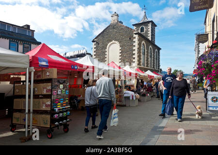 Besucher Touristen Besucher der Freiluftmärkte am Donnerstag Stände im Sommer Market Square Keswick Cumbria England Vereinigtes Königreich Großbritannien Stockfoto