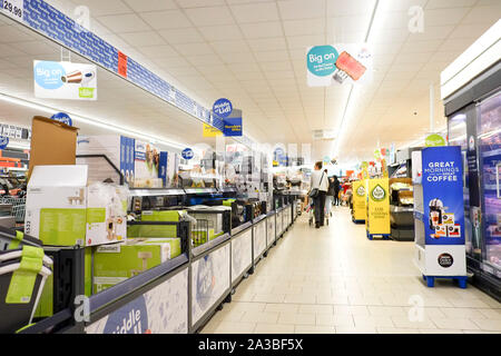 Käufer im Inneren einen LIDL Supermarkt. Stockfoto