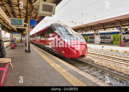 VERONA, ITALIEN - ca. Mai, 2019: italo Zug am Bahnhof Verona Porta Nuova. Stockfoto