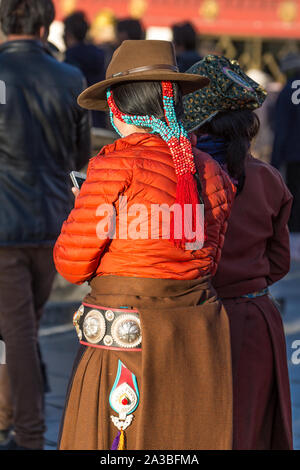 Eine junge Frau aus der Khamba tibetischen Region Kham im Osten von Tibet auf einer Wallfahrt heiligen Stätten in Lhasa, Tibet zu besuchen. Stockfoto