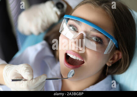 Junge lächelnde Schönheit Frau in dentinst Büro portrait Stockfoto