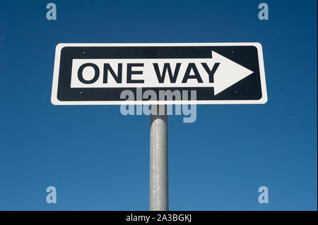 28.09.2019, Sydney, New South Wales, Australien - eine Art Wegweiser in Richtung Pfeil vor einem blauen Himmel auf einem Parkplatz am Flughafen. Stockfoto