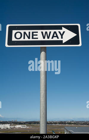 28.09.2019, Sydney, New South Wales, Australien - eine Art Wegweiser in Richtung Pfeil vor einem blauen Himmel auf einem Parkplatz am Flughafen. Stockfoto