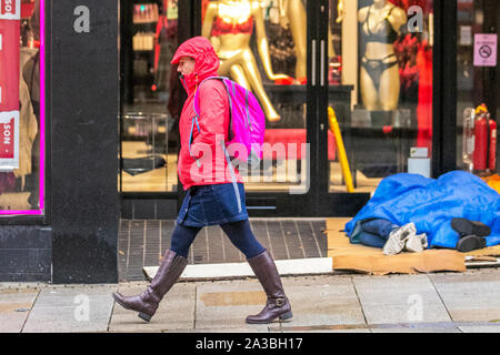 Preston, Lancashire. Oktober 2019. Wetter in Großbritannien. Raue Schlafwagen in der Ladentür ein nasser, kalter, blutriger Start in den Tag im Stadtzentrum von Preston. Menschen, die Bettler, Obdachlose und Obdachlosigkeit, Menschen auf den Straßen, Türsteher, Schlafen, Armut, Arbeitslosigkeit, Wohlergehen, Bettler, raggestly Tramp, Hobo, Bum, Vagabond. Unglückliche Person in Armut, armer Vagrant, Tramp, Drifter, schäbig, zerbrochen, zerbrochen, zermürbt, unverschlafen, saftig. Stockfoto