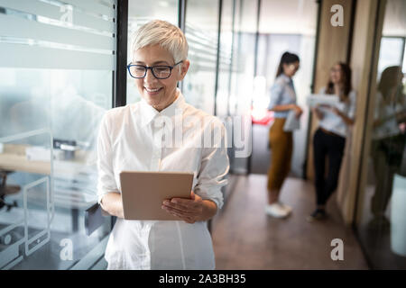 Ziemlich Senior Business Frau, erfolgreich das Vertrauen in die Gebäude Stockfoto