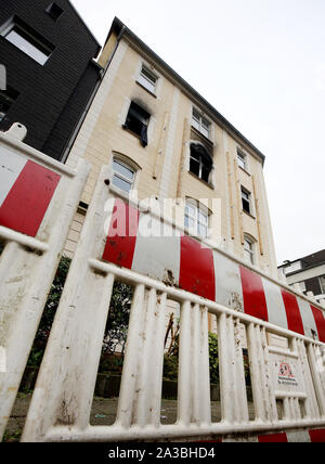 Essen, Deutschland. 07 Okt, 2019. Sicherheit Zäune errichtet vor dem Haus, wo es gab eine Explosion in der Nacht von Samstag (05.10.2019). Zwei Menschen starben durch die Explosion und den anschließenden Brand. Foto: Roland Weihrauch/dpa/Alamy leben Nachrichten Stockfoto