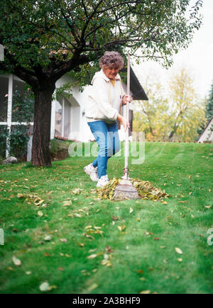 Ältere Frau im Garten Stockfoto