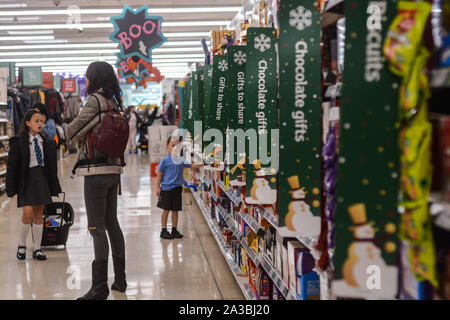 In Sainsbury Supermarkt Leute einkaufen, die Stockfoto
