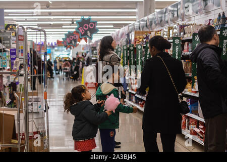 In Sainsbury Supermarkt Leute einkaufen, die Stockfoto
