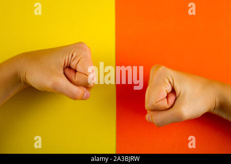 Zwei Fäuste gegeneinander. Konfrontation Konzept Stockfoto