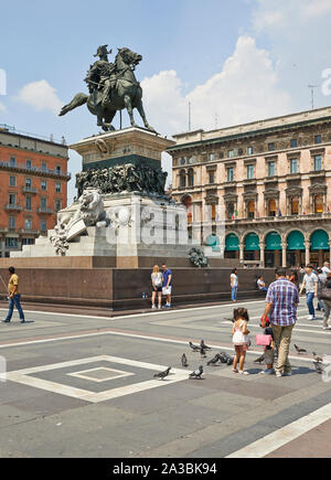 Mailand, Italien - 11. Juni 2015: Einige Leute geben Essen bei Tauben auf den Dom Domplatz in Mailand. Die gotische Kathedrale dauerte fast sechs Jahrhunderte zu c Stockfoto