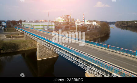 Brücke über den Fluss Luftaufnahme von einer Drohne Stockfoto