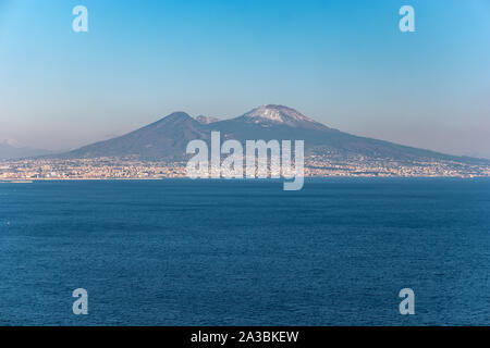 Vulkan Vesuv von Posillipo Hügel, Neapel, Kampanien, Italien Stockfoto