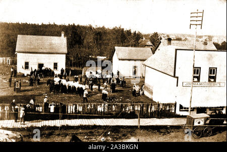 1897 eine Szene mit prospektoren sammeln Teil im Klondike Gold Rush außerhalb der Räumlichkeiten (Hotel?) von John A. McDougall zu nehmen. Stockfoto