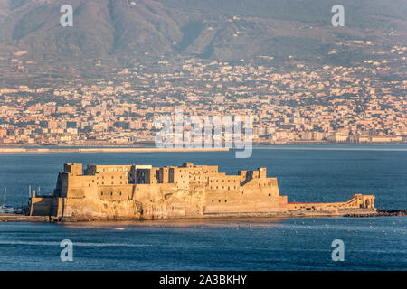 Panoramablick auf die berühmte Bucht von Neapel, mit Ei Schloss, der Vesuv im Hintergrund, Neapel, Italien Stockfoto