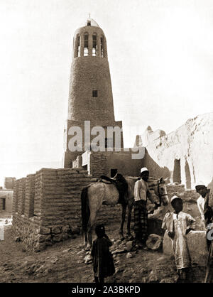 Ein Jahrgang 1936 Foto der antiken Ruinen einer Moschee und Minarett in Vermaschten/Maschhad/Mashhad (d. h. den Ort des Martyriums). Auch als die Stadt der Ferdowsi bekannt Stockfoto