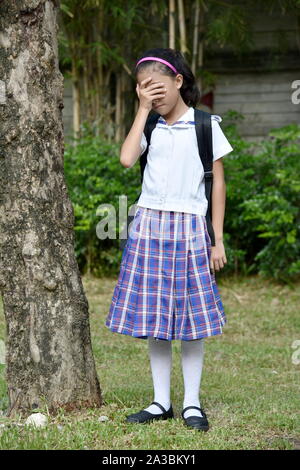 Junge Filipina Studentin unter Stress Uniform tragen mit Notebooks Stockfoto