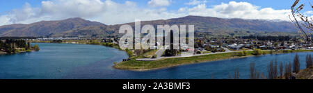 Panoramablick von Cromwell Township, Lake Dunstan und Kawarau River im Frühjahr, Otago, Neuseeland. Stockfoto