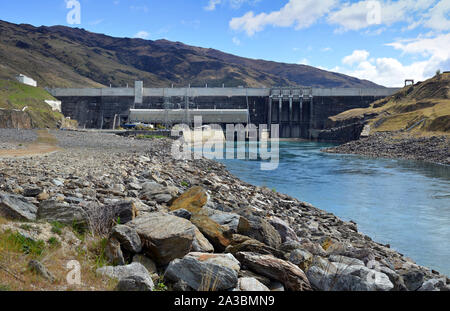 Blick auf den Clyde Hydro Electric Damm am Fluss Clutaha in Central Otago, Neuseeland. Stockfoto