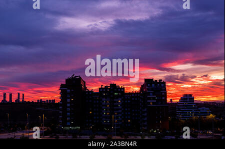 Blick auf den Sonnenuntergang von Valdebebas mit vier Türme von Madrid im Hintergrund Stockfoto