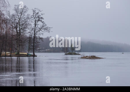 Ansicht der Ruotsalainen See im Winter Landschaft. Kleinen, felsigen Inseln, Boote an Land gezogen, Heinola, Finnland. Stockfoto
