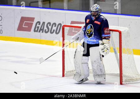 Pardubice, Tschechische Republik. 06 Okt, 2019. 8. kola Utkani hokejove extraligy: HC Dynamo Pardubice - Rytiri Kladno, 6. rijna 2019 v Pardubicich. Denis Godla z Kladna. Stockfoto