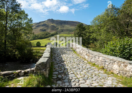 Stone Bridge across River Derwent auf dem Cumbria Way Walk Rosthwaite Borrowdale Lake District National Park Cumbria England Großbritannien Stockfoto