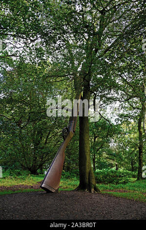 "Landschaft mit Gewehr und Baum", ein Kunstwerk von Cornelia Parker. Gala Hill Holz, Jupiter Artland, Bonnington Haus, Wilkieston, West Lothian. Stockfoto