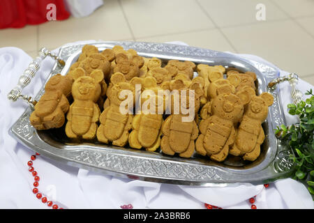 Eine Menge Handarbeit tragen Cookies auf ein Fach Stockfoto