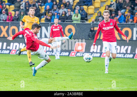Julian KORB (links, H) schoss das Tor zum 1:0 für Hannover 96, Aktion, Fußball 2. Fussballbundesliga, 9. Spieltag, Dynamo Dresden (DD) - Hannover 96 (H) 0:2, am 05.10.2019 in Dresden/Deutschland. € | Nutzung weltweit Stockfoto