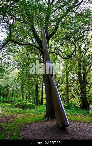 "Landschaft mit Gewehr und Baum", ein Kunstwerk von Cornelia Parker. Gala Hill Holz, Jupiter Artland, Bonnington Haus, Wilkieston, West Lothian. Stockfoto