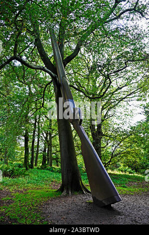 "Landschaft mit Gewehr und Baum", ein Kunstwerk von Cornelia Parker. Gala Hill Holz, Jupiter Artland, Bonnington Haus, Wilkieston, West Lothian. Stockfoto